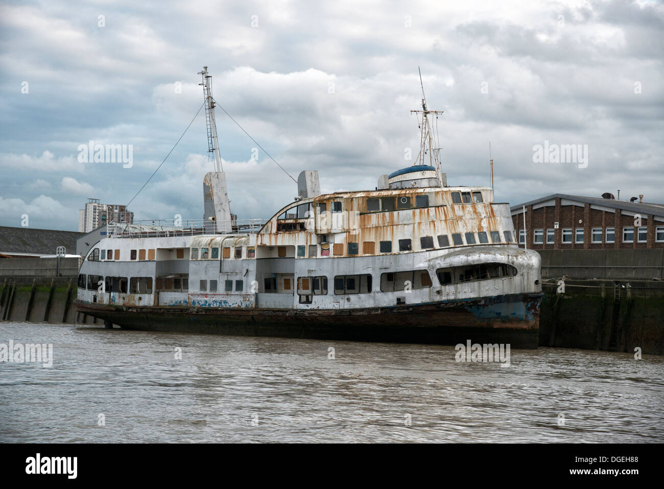 Die rostenden Hulk der alten Mersey Ferry The Royal Iris gefesselt an den Ufern der Themse in Woolwich, East London. Stockfoto