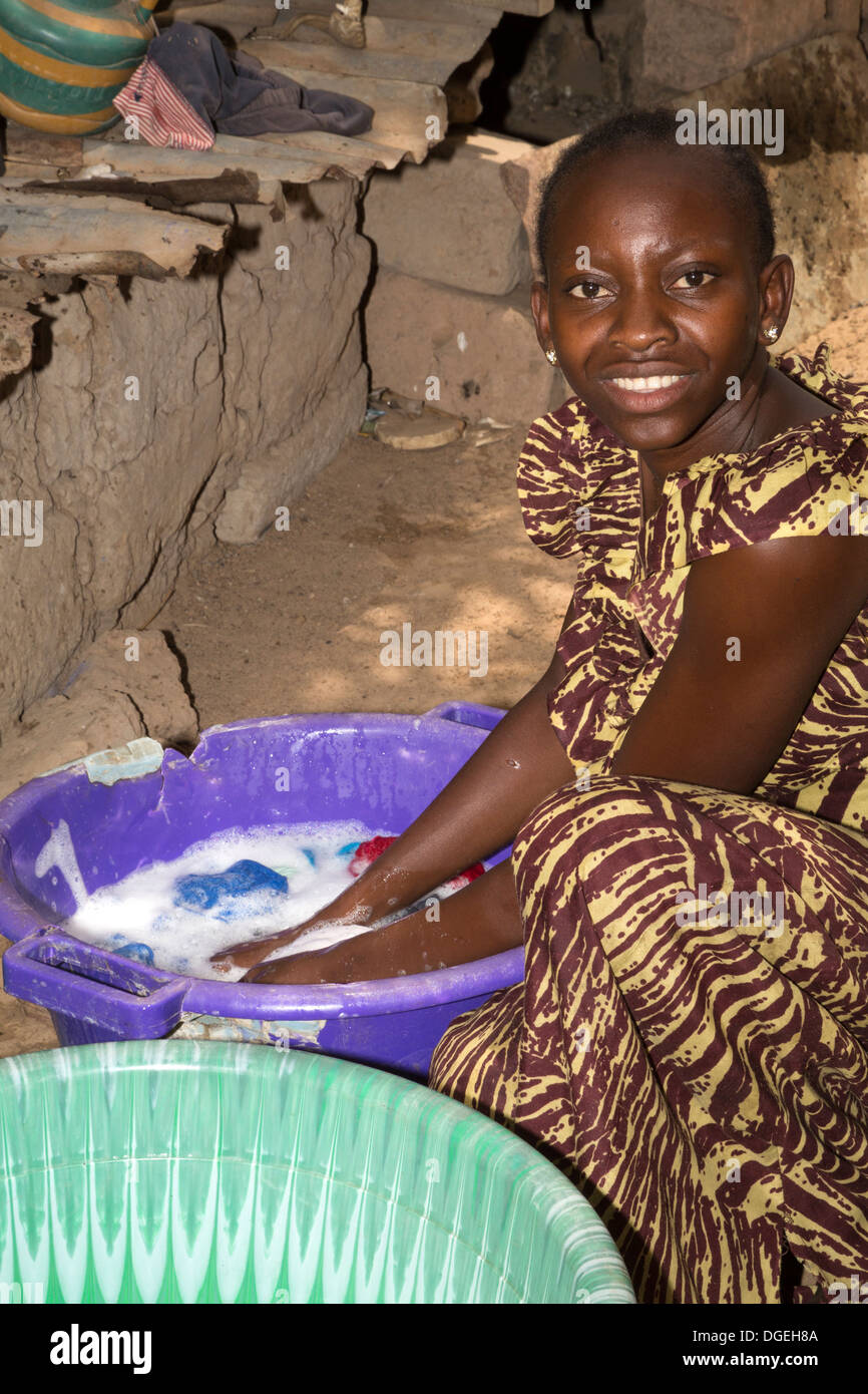 Junge Frau waschen Kleidung, Nixo Dorf in der Nähe von Sokone, Senegal. Serer ethnische Gruppe. Stockfoto