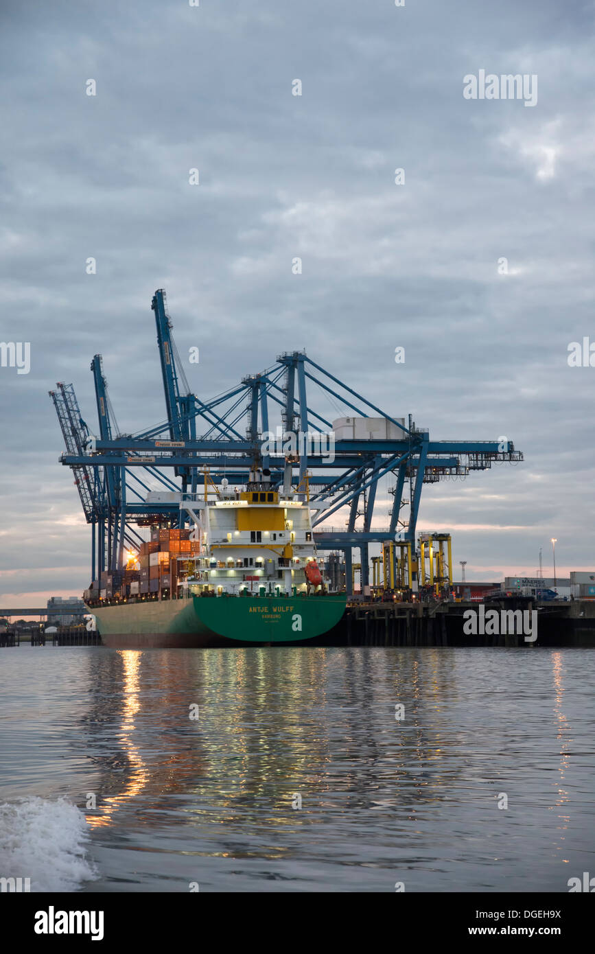 Deutsche Containerschiff angedockt Antje Wulff aus Hamburg durch die Krane bei Tilbury an der Themse östlich von London Stockfoto
