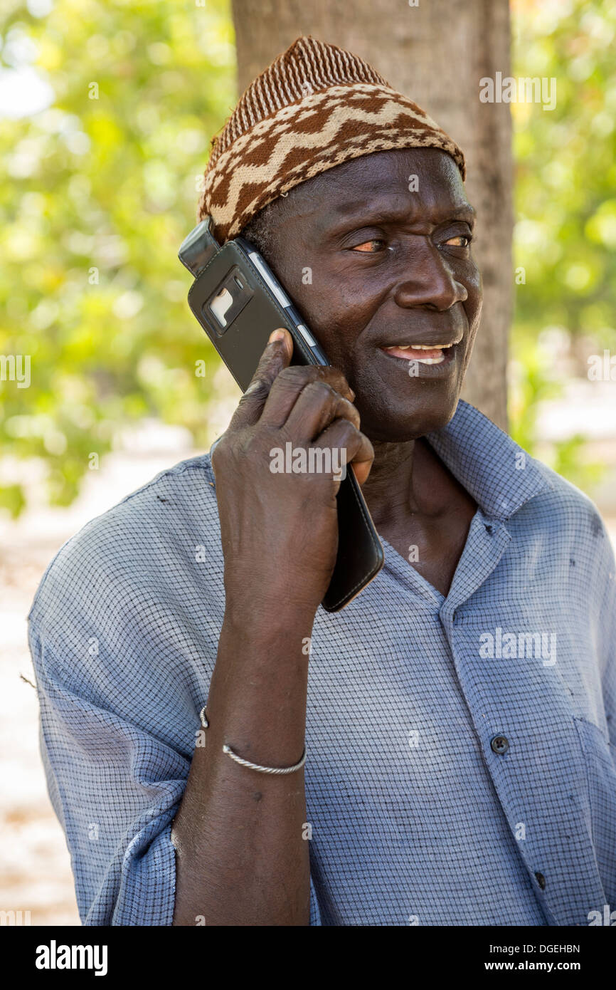 Cashew-Nuss Landwirt reden auf seinem Handy, in der Nähe von Sokone, Senegal Stockfoto