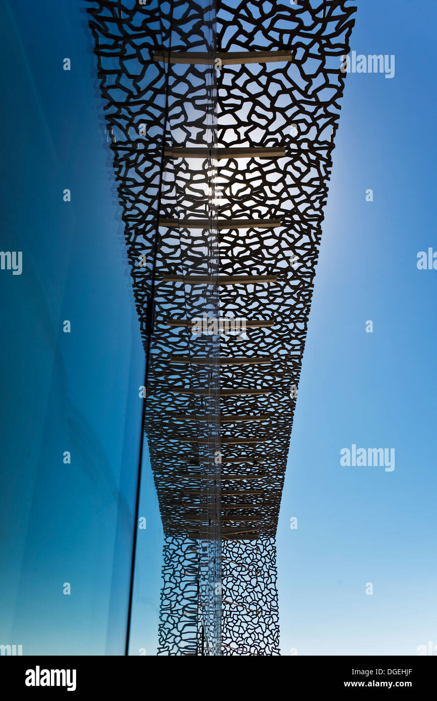 Abstrakten Überlegungen auf die Glasfassade des MUCEM, Museum der europäischen und mediterranen Kulturen - Marseille, Frankreich Stockfoto