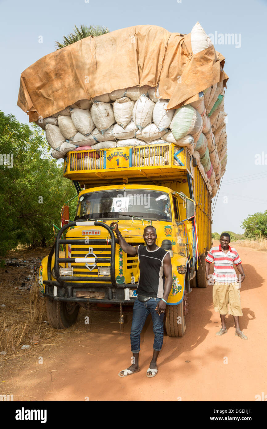Schwer beladen LKW tragen Erdnüsse, in der Nähe von Sokone, Senegal Stockfoto
