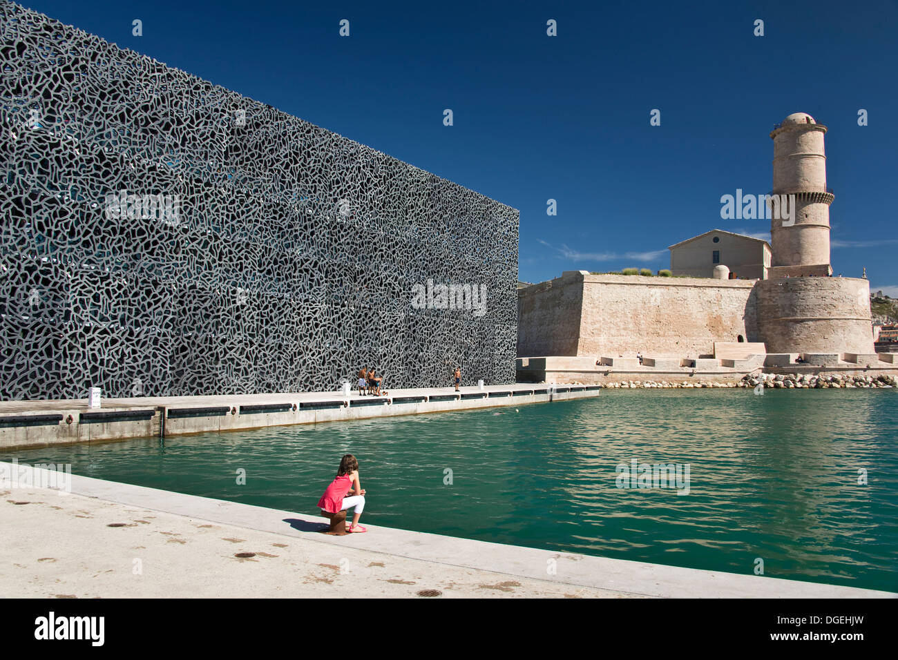 Das Fort Saint-Jean hinter MUCEM, Museum der europäischen und mediterranen Kulturen - Marseille, Frankreich Stockfoto