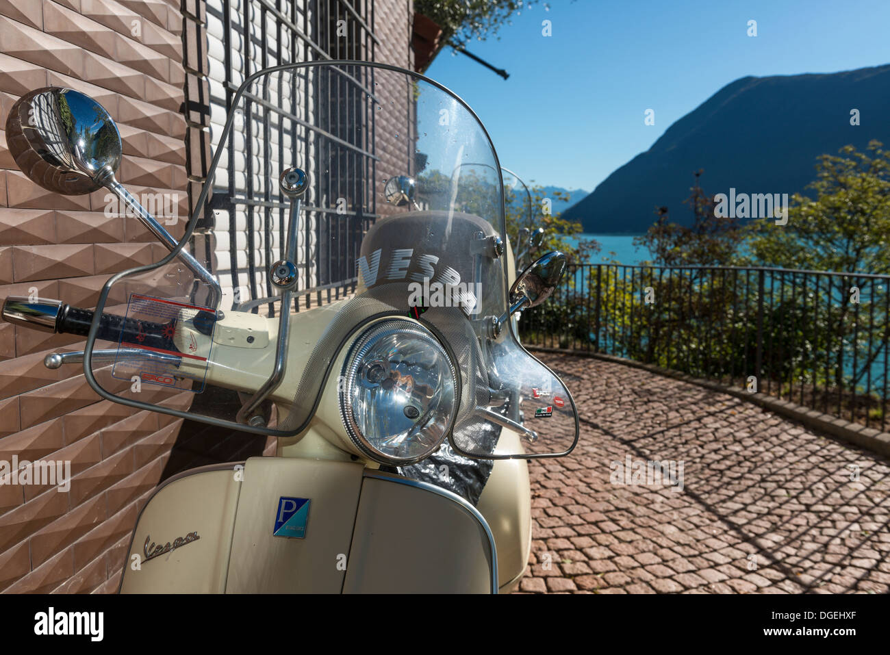 Vespa Motorroller neben den Luganer See entlang der Gandria Trail, Schweiz Stockfoto