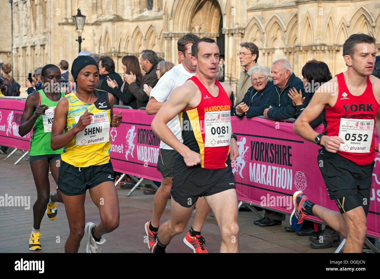 York, UK. 20. Oktober 2013. Weibliche Spitzensportler läuft Tigist Sheni vorbei York Minster der ersten Plusnet Yorkshire Marathon. Mehr als 6.000 Läufer nahmen an der Auftaktveranstaltung Teil. Bildnachweis: Lila Marmor/Alamy Live-Nachrichten Stockfoto