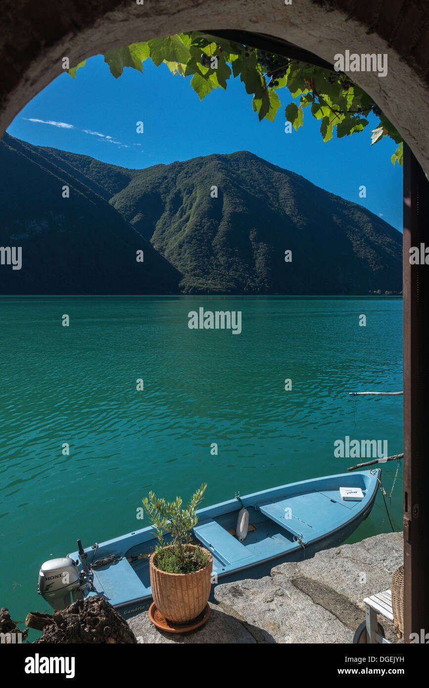 Festgemachten Boot im Dorf Gandria am Ufer des Lago di Lugano. Tessin. Schweiz Stockfoto