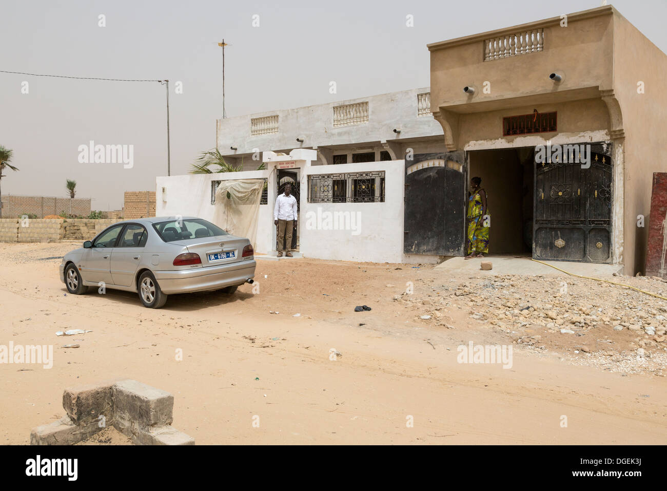 Der Besitzer, ein Tijani Muslim steht vor einer neuen Haus und Garage Baujahr Tivaouanes schnell wachsenden Wohngegend. Stockfoto