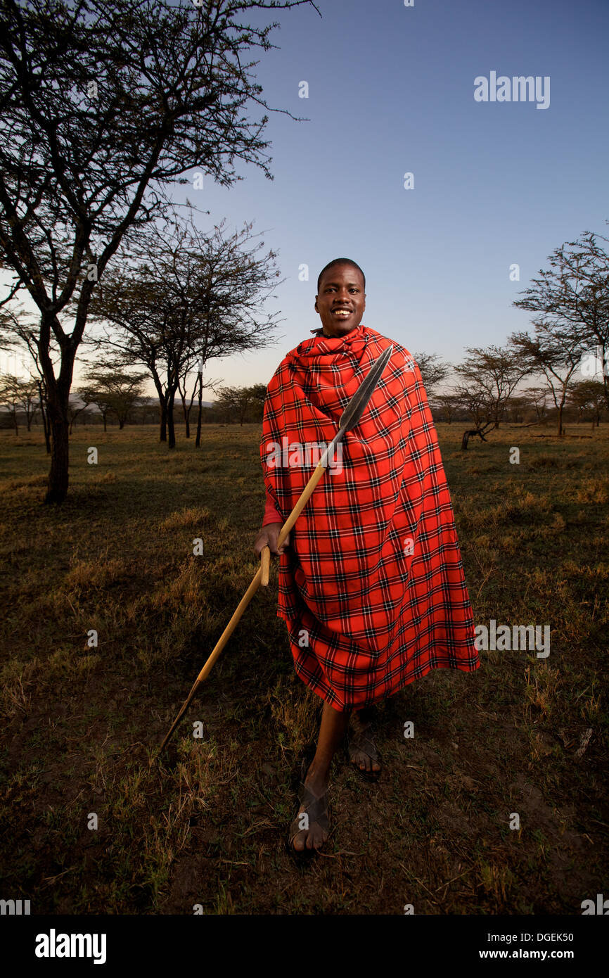 Junge Maasai Mann mit Speer, Mara-Region, Kenia Stockfoto