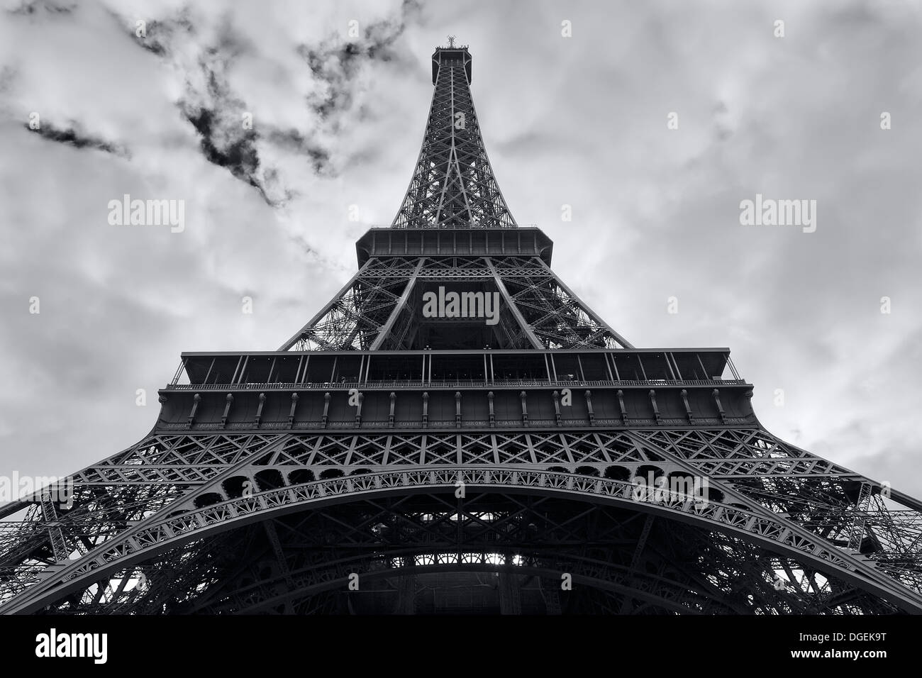 Der Eiffelturm von unten mit Rissbildung Wolken im Hintergrund fotografiert. Stockfoto