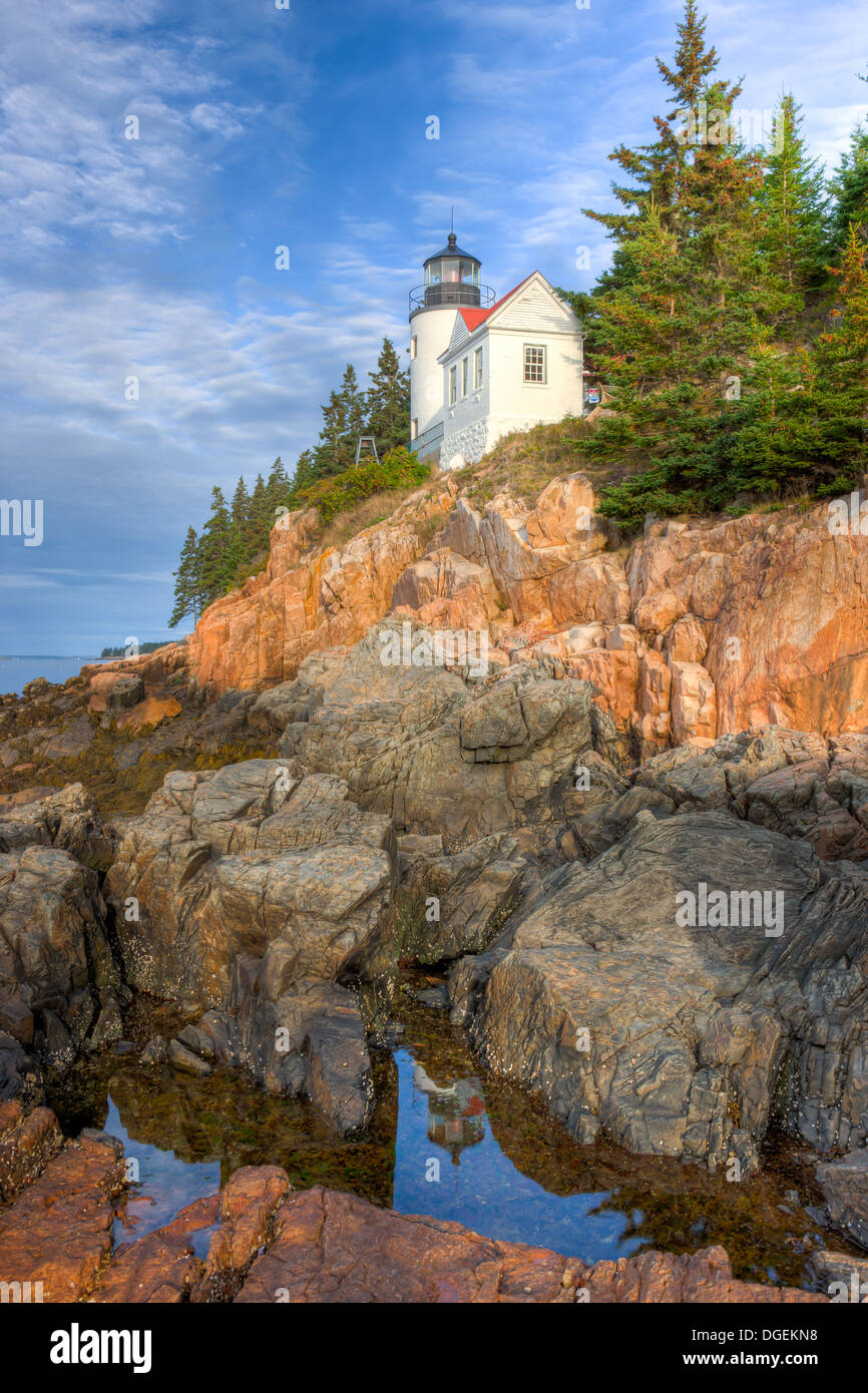 Der Bass Harbor Head Lighthouse spiegelt sich in einem Gezeitenbecken am Eingang zu Bass Harbor und Blue Hill Bay in Tremont, Maine, im Acadia National Park. Stockfoto