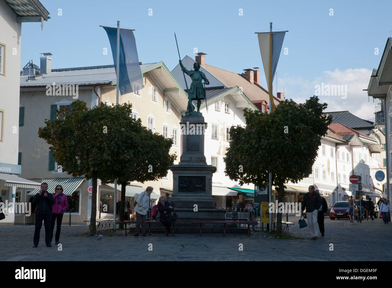 Gepflasterten stoned Marktstrasse flankiert von statuarischen Stadthäuser in Bad Tölz. Eine hübsche Spar-Stadt beiderseits der Isar Fluss Bayern Stockfoto