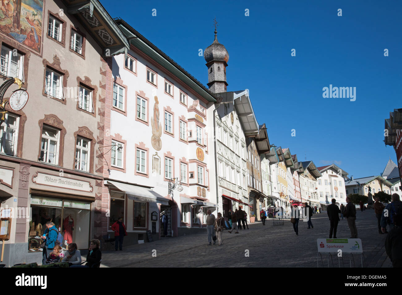 Gepflasterten stoned Marktstrasse flankiert von statuarischen Stadthäuser in Bad Tölz. Eine hübsche Spar-Stadt beiderseits der Isar Fluss Bayern Stockfoto