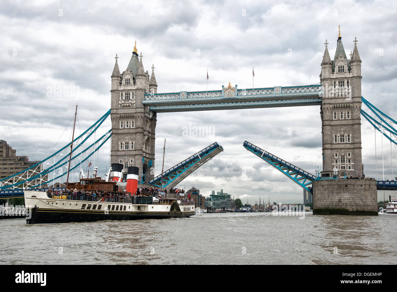 Die letzten Meer gehen Raddampfer der Welt. PS Waverley kommt in den Pool of London Tower Bridge auf der Durchreise Stockfoto
