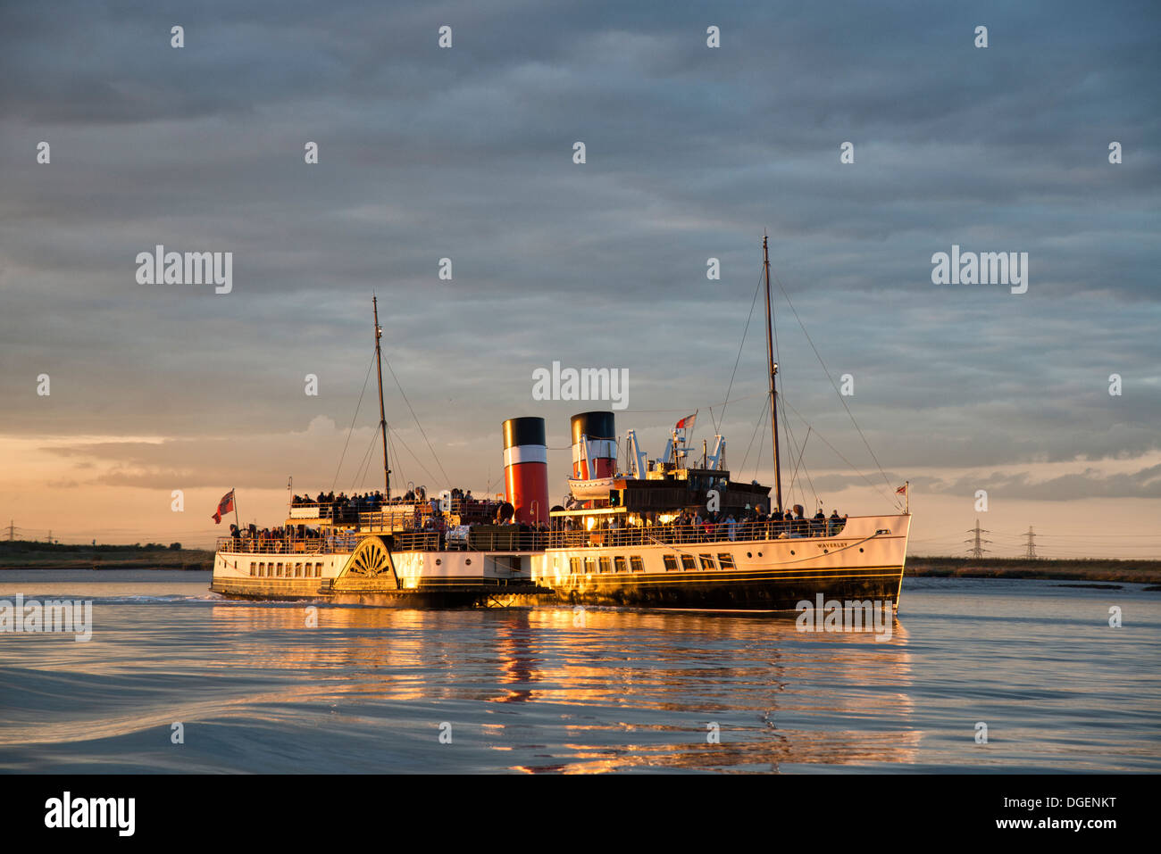 Die letzten Meer gehen Raddampfer der Welt. PS Waverley macht ihren Weg flussabwärts auf der Themse in London Stockfoto