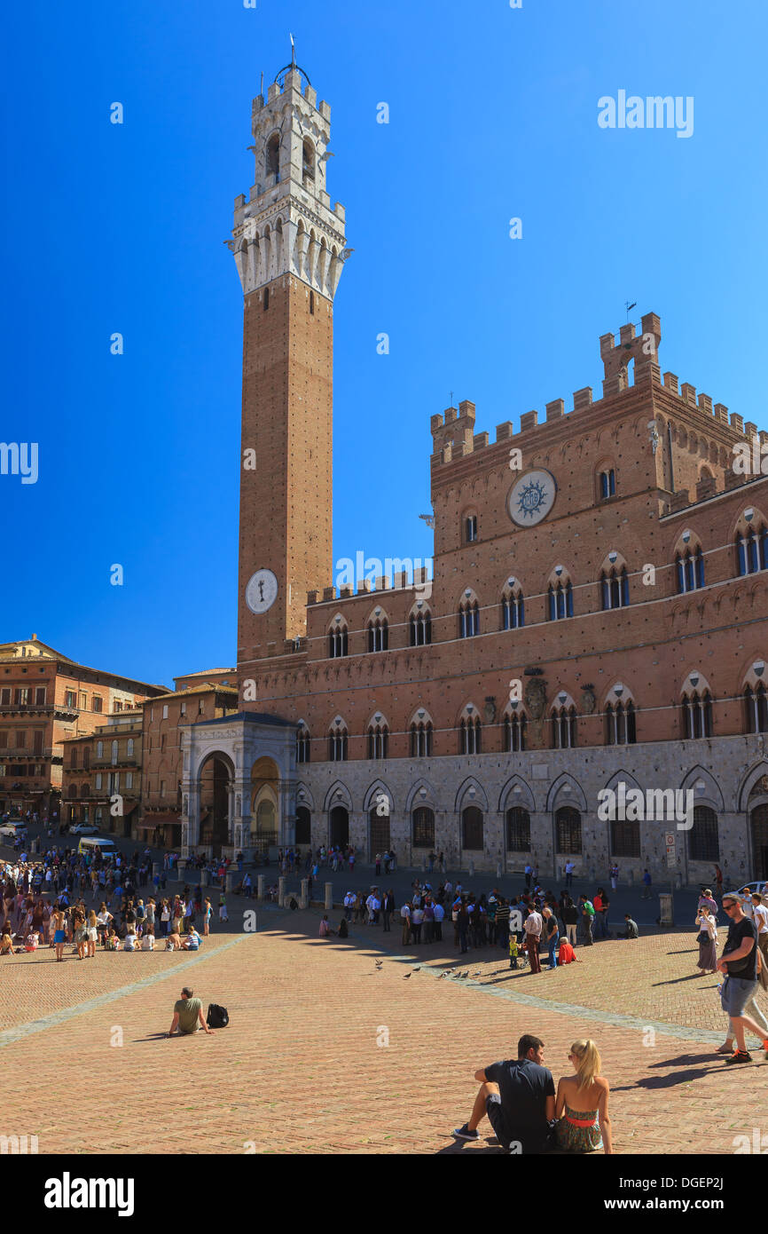 Piazza del Campo ist der größte Platz von Siena mit Blick auf den Palazzo Pubblico und den Torre del Mangia. Stockfoto