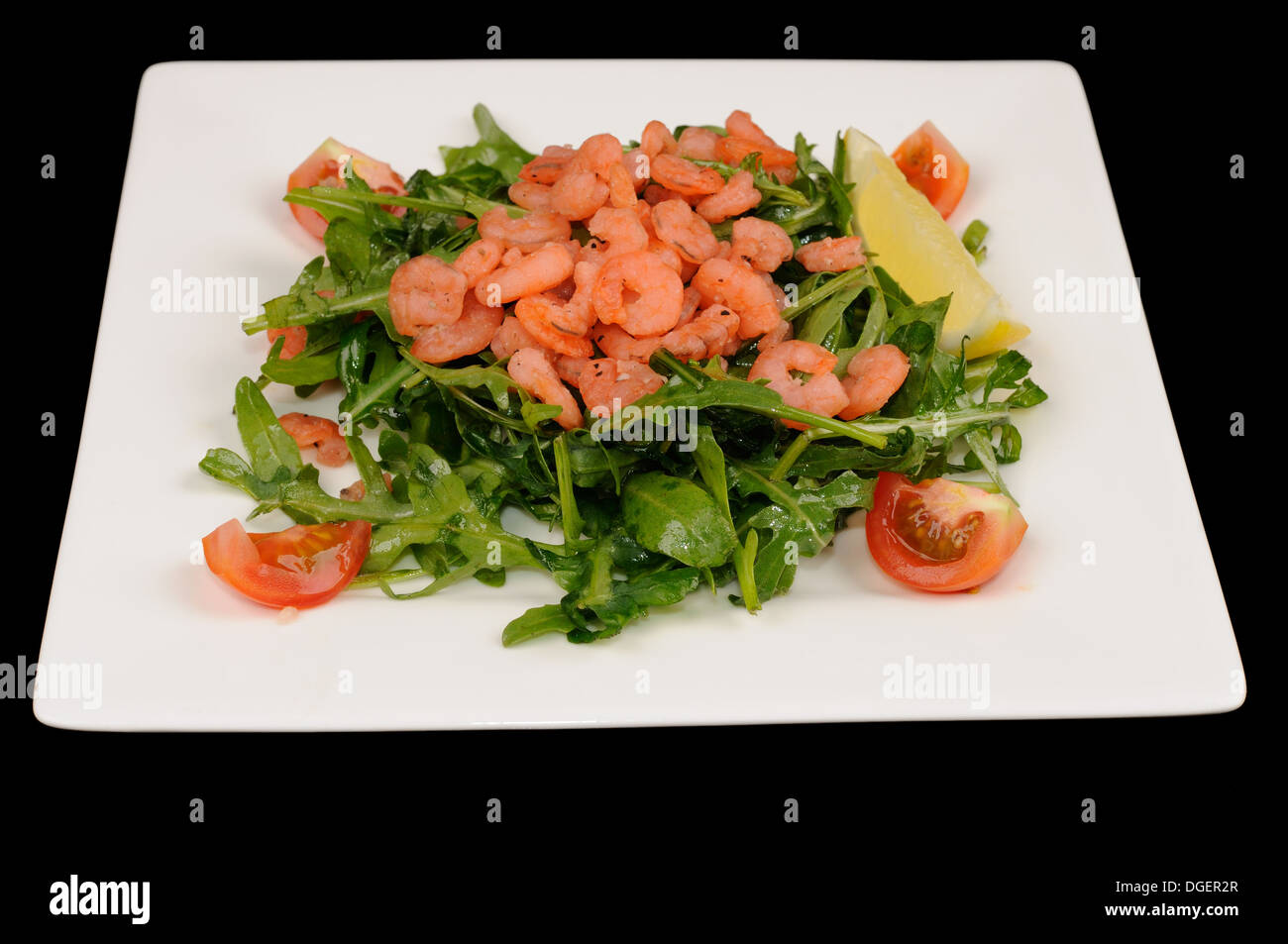Meeresfrüchte-Salat mit Garnelen auf weißem Teller serviert Stockfoto