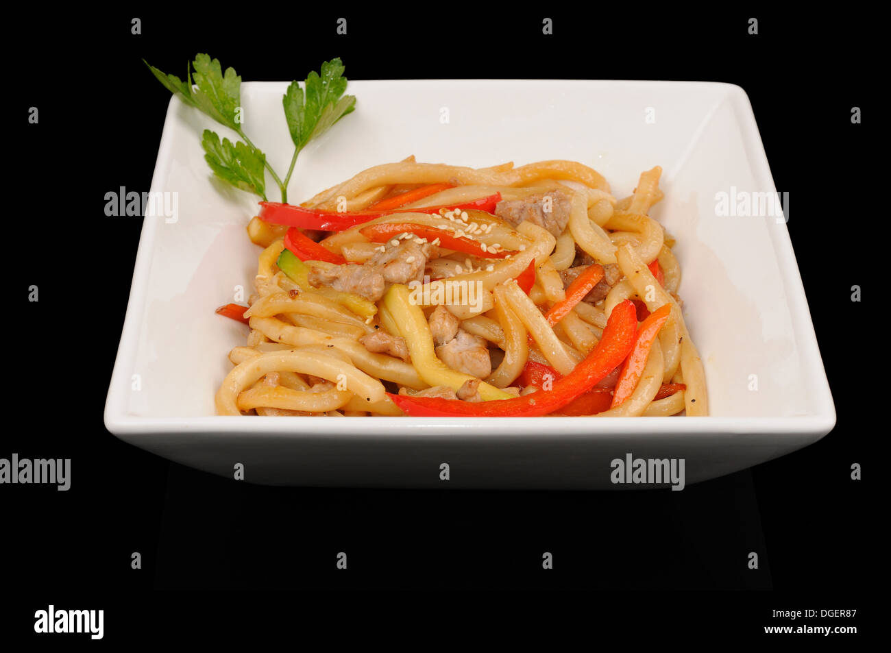 (Udon) Nudeln mit Schweinefleisch und Paprika auf schwarz Stockfoto
