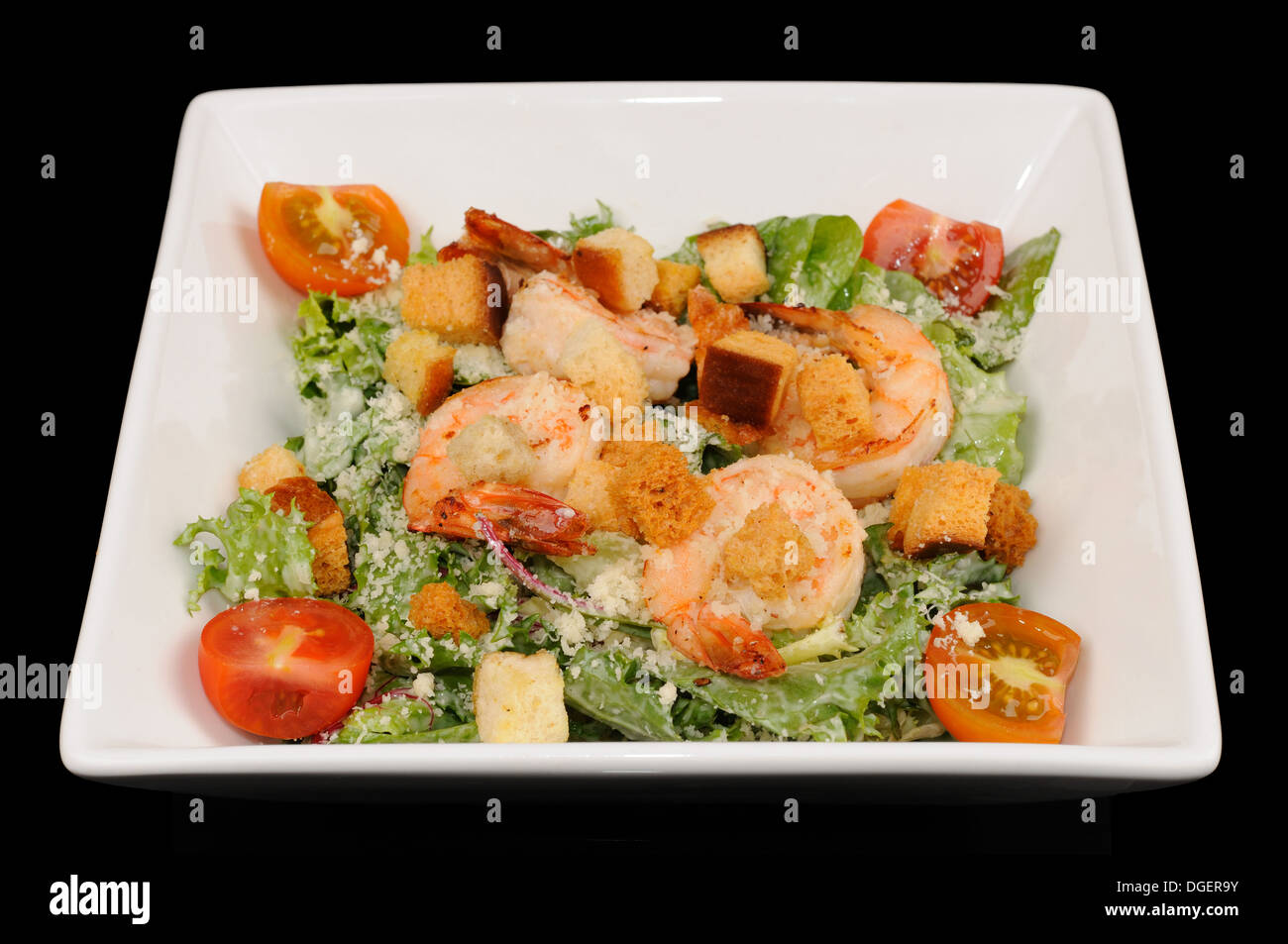Eine Portion Salat mit Garnelen auf schwarz Stockfoto
