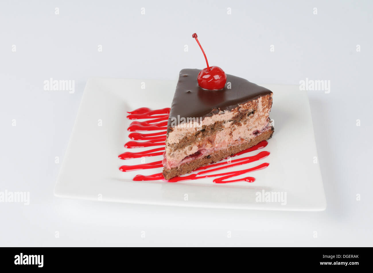 Teil des verglasten Schokoladenkuchen mit einem Sahnehäubchen Stockfoto