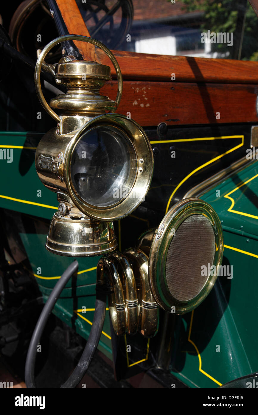 Nahaufnahme von Messing-Acetylen-Gas-Scheinwerfer und horn auf Alltagsperspektiven 1909 14hp klassischen Oldtimer Automobil Isle Of Wight Hampshire, Stockfoto