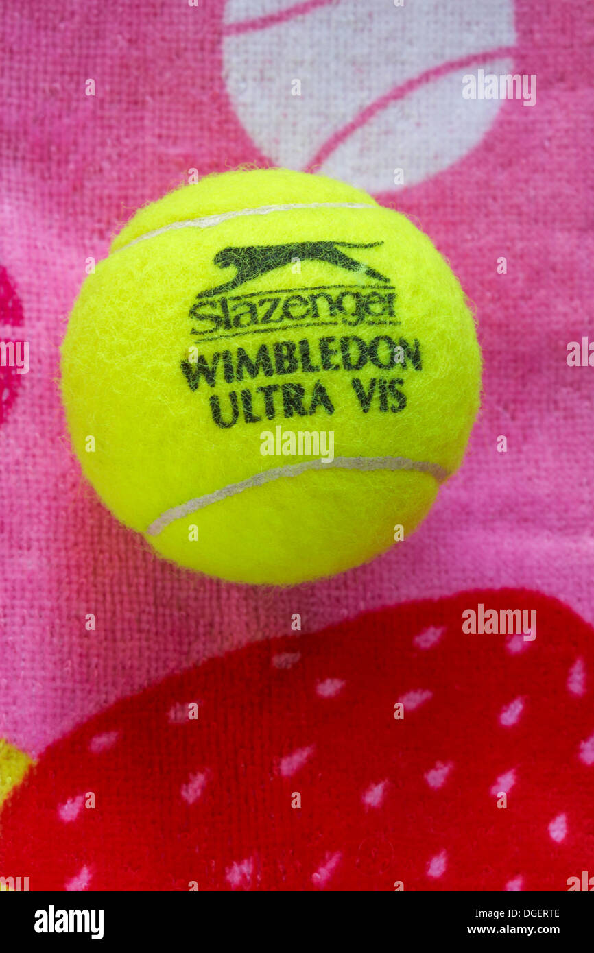 Slazenger Wimbledon Tennis Ball mit Slazenger Logo auf Wimbledon Tennis Handtuch Stockfoto