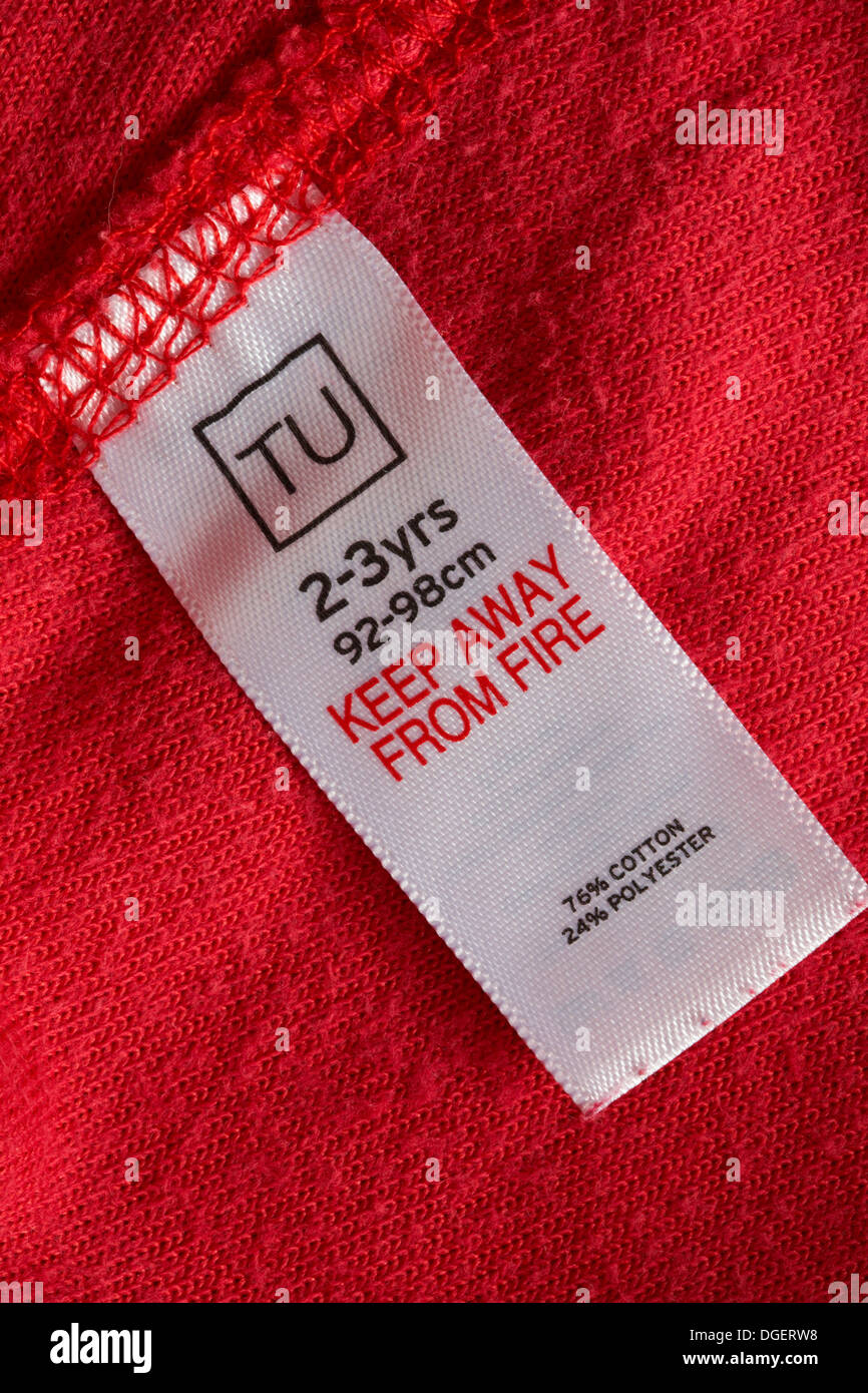 Kleidungsetikett – TU 2-3 Jahre 92-98 cm von Feuer fernhalten 76 % Baumwolle 24 % Polyester, TU-Kleidung in Sainsburys erhältlich Stockfoto