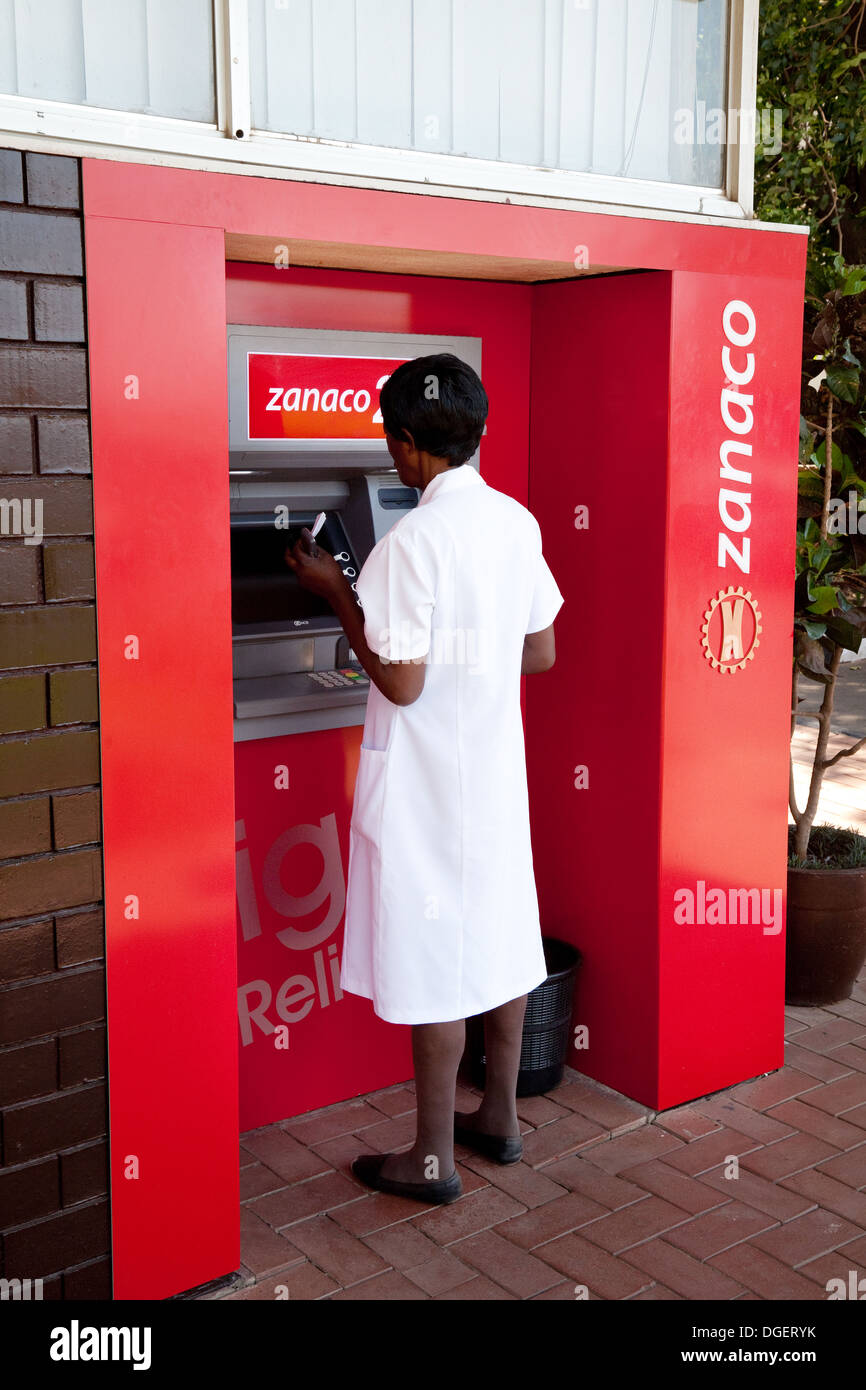 Eine Frau erhalten Bargeld an einem Geldautomaten Zanaco Maschine (Sambia National Commercial Bank), Livingstone, Livingstone, Sambia, Afrika Stockfoto