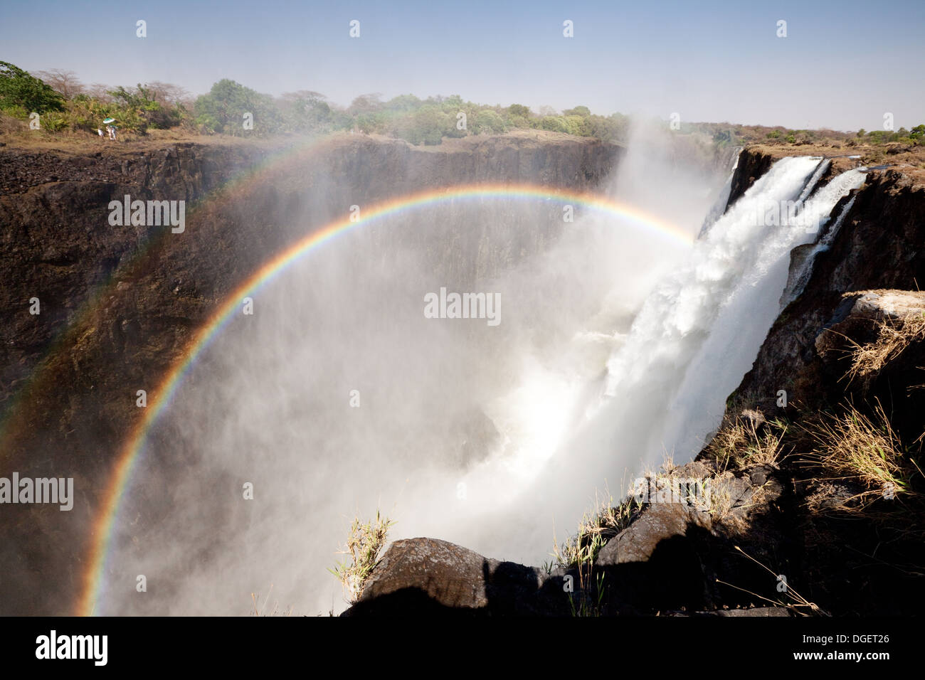 Victoria Falls Rainbow Africa, mit doppeltem Regenbogen von der Sambia-Seite aus gesehen, die auf die Seite von Simbabwe blickt, reist Afrika Stockfoto