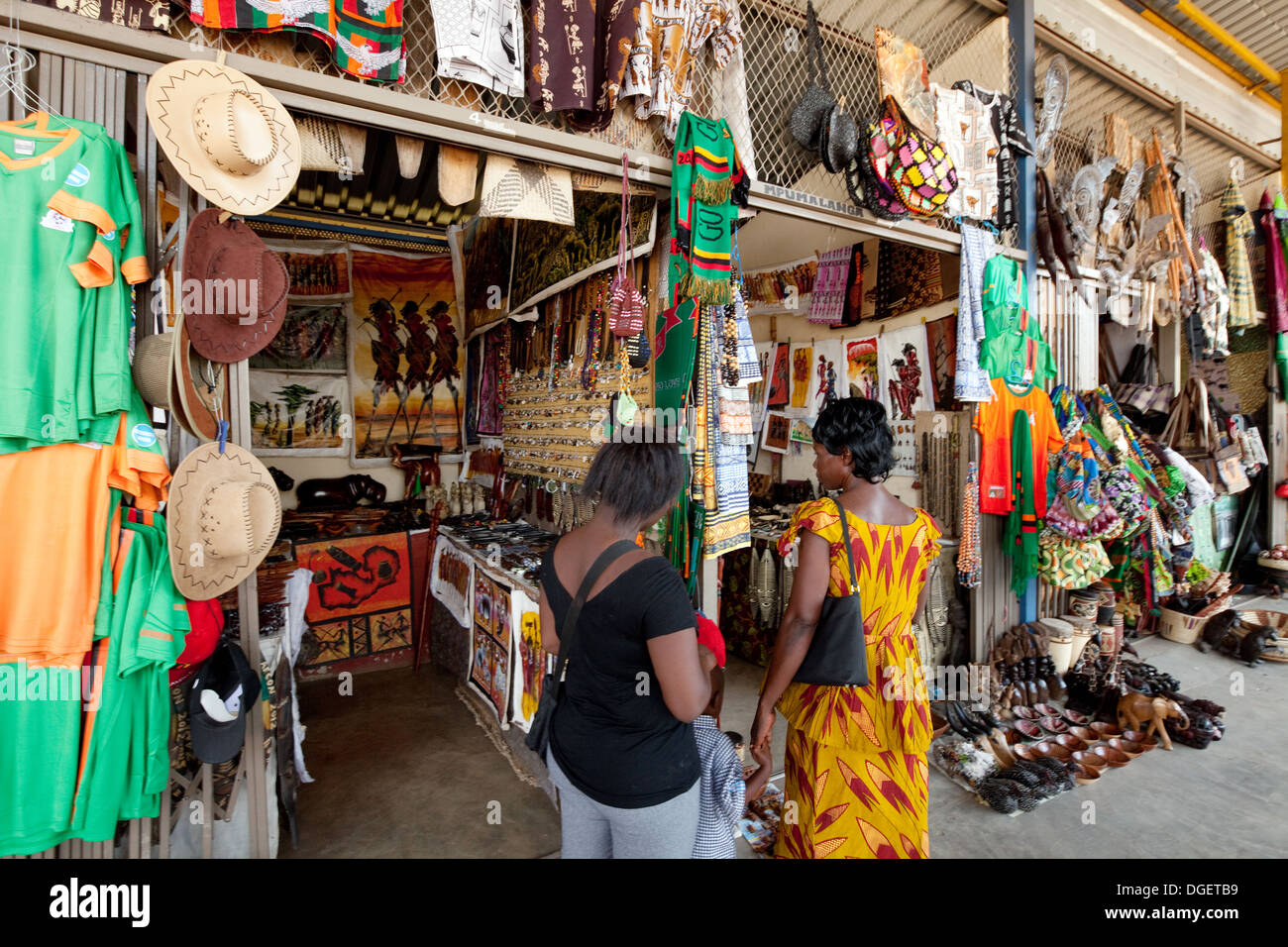 Menschen vor Ort einkaufen, Stadtzentrum von Livingstone, Sambia Afrika Stockfoto