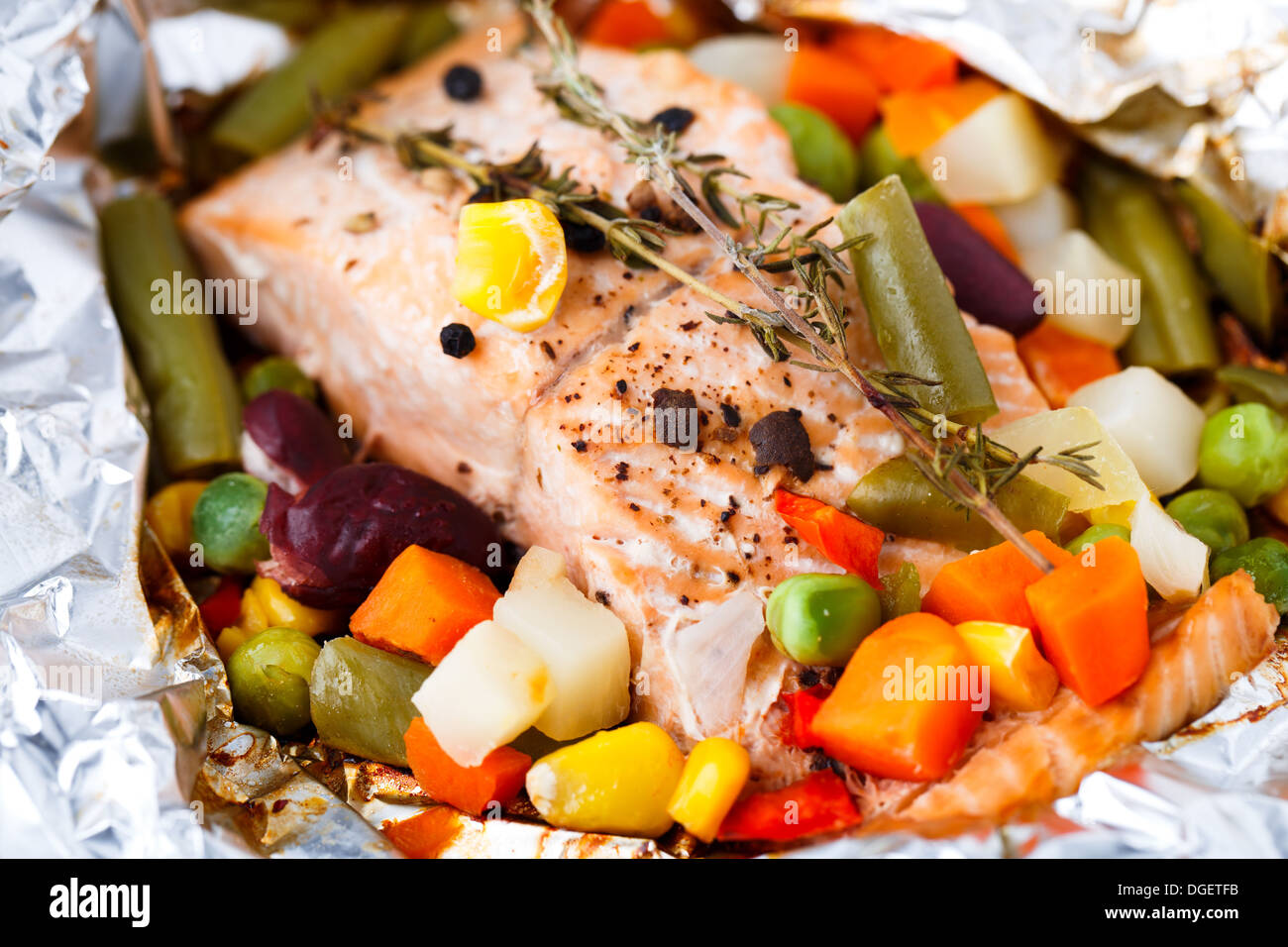 Lachsfilet mit Gemüse und Thymian Stockfoto