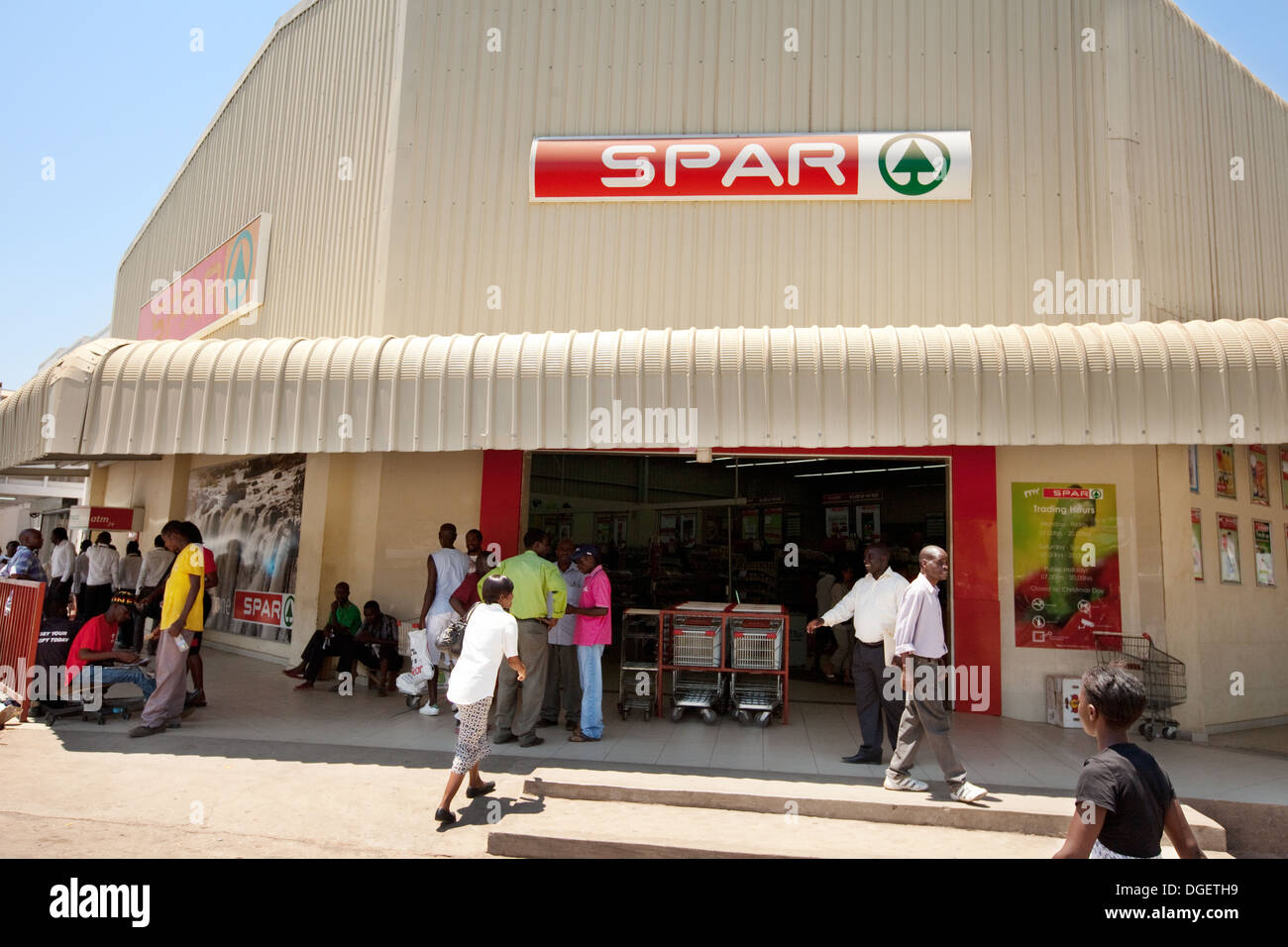 Menschen außerhalb der Spar-Supermarkt speichern, Stadt Livingstone, Sambia, Afrika Stockfoto
