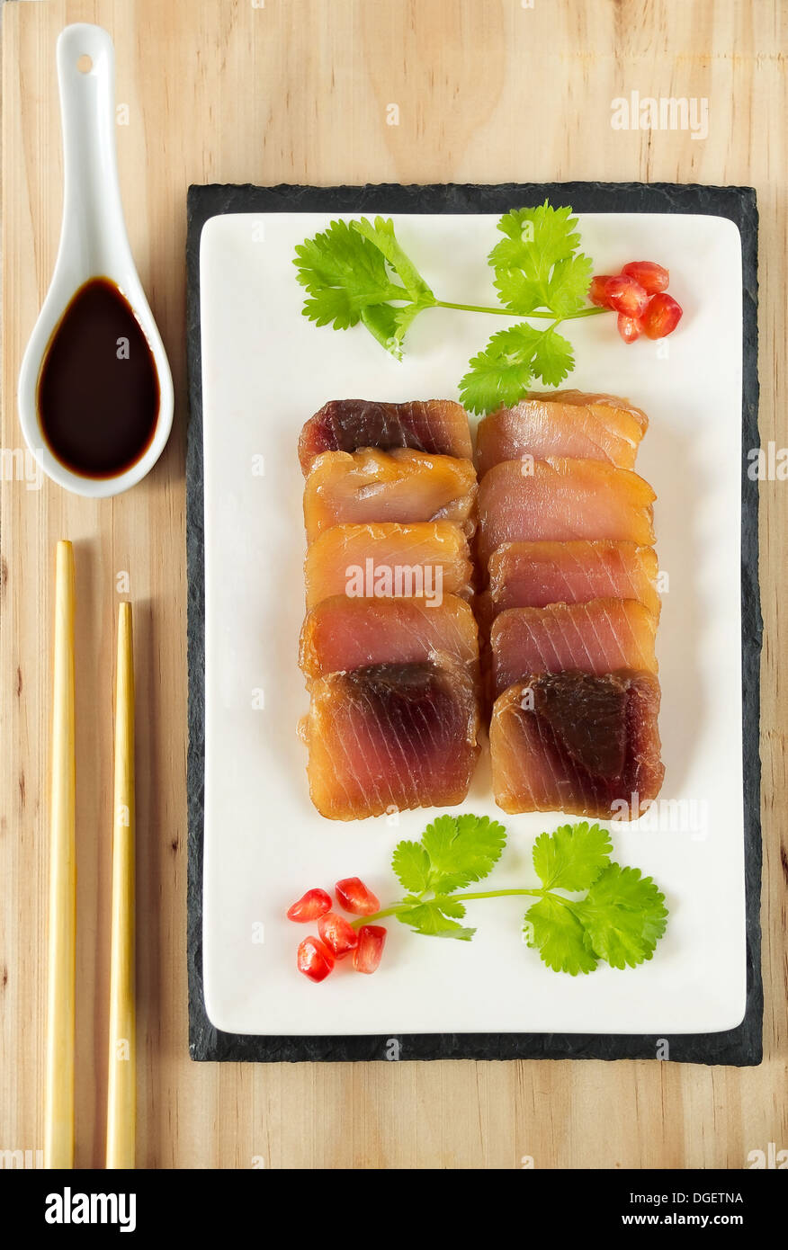 Thunfisch-Sashimi auf einem Holztisch. Stockfoto