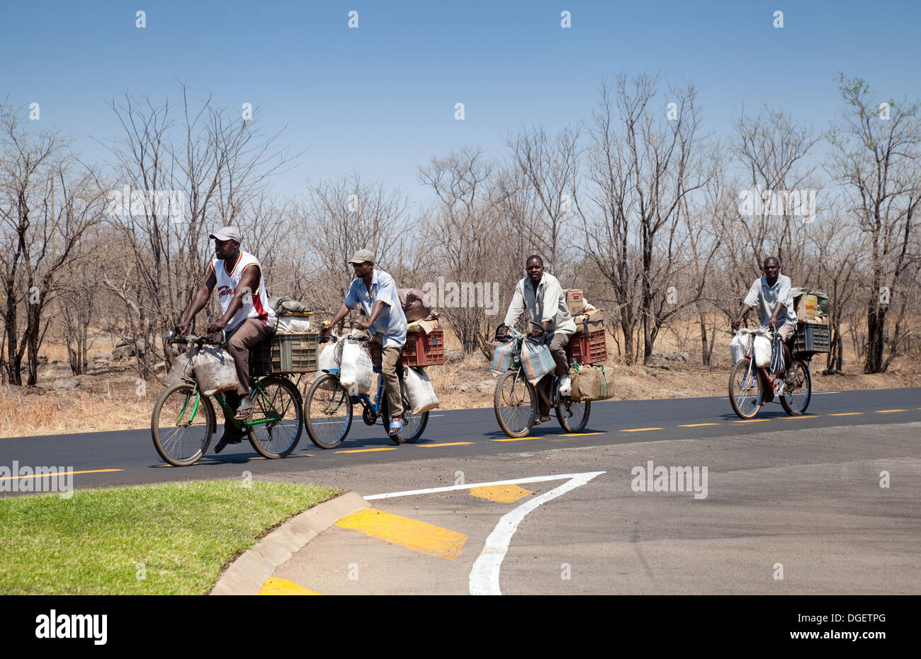 Afrika - Afrikanische Menschen Radfahren Radfahren mit schweren Lasten, Sambia, Afrika Stockfoto