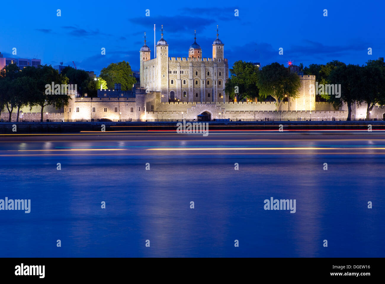 Die historischen Tower of London und die Themse in der Abenddämmerung. Stockfoto