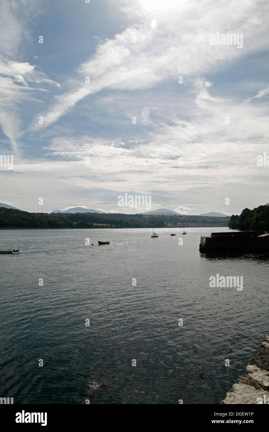 Menai Straits von Plas Newydd NT Isle of Anglesey Wales UK Stockfoto