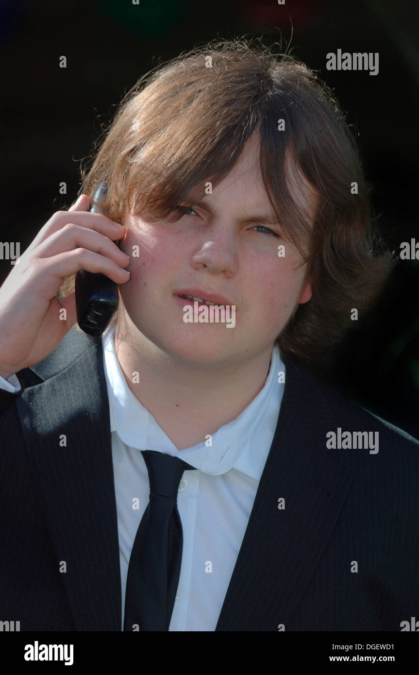 Teenager mit einem Mobiltelefon. Stockfoto