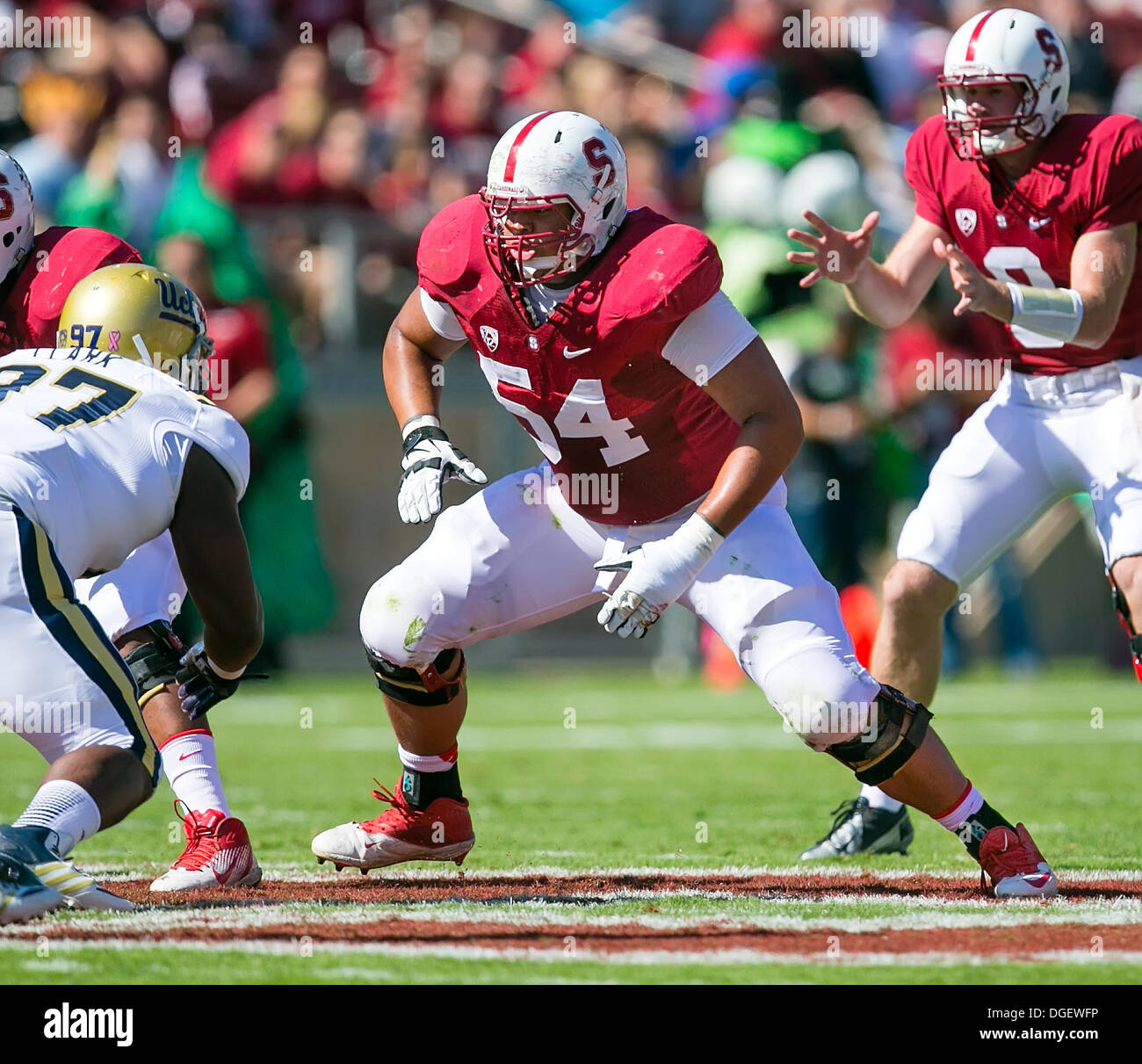 Palo Alto, CA. 19. Oktober 2013. Stanford Cardinal Guard David Yankey (54) in Aktion während der NCAA Football-Spiel zwischen der Stanford Cardinal und die UCLA Bruins im Stanford Stadium in Palo Alto, CA. Stanford besiegte UCLA 24-10. Damon Tarver/Cal Sport Media/Alamy Live-Nachrichten Stockfoto