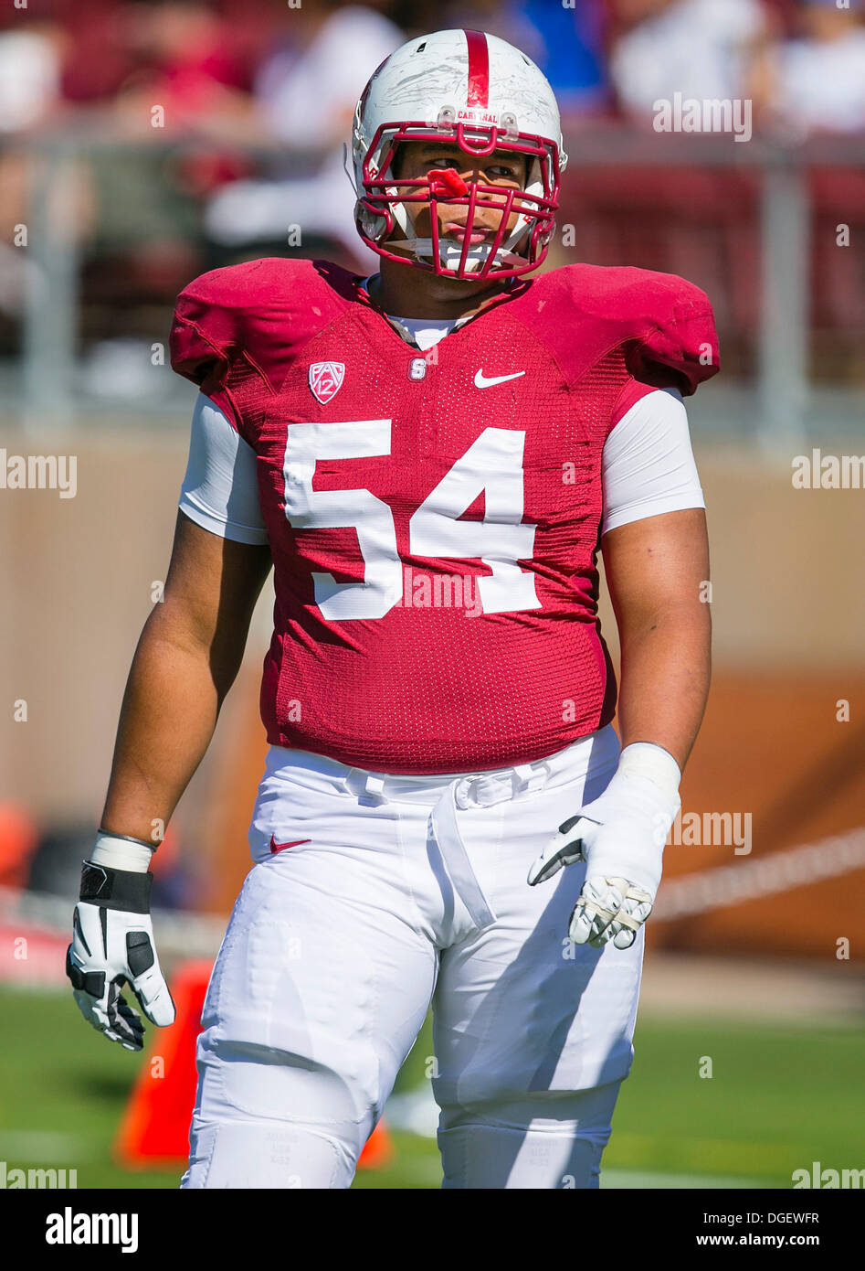 Palo Alto, CA. 19. Oktober 2013. Stanford Cardinal Guard David Yankey (54) erwärmt sich vor dem NCAA Football-Spiel zwischen der Stanford Cardinal und die UCLA Bruins im Stanford Stadium in Palo Alto, CA. Stanford besiegt UCLA 24-10. Damon Tarver/Cal Sport Media/Alamy Live-Nachrichten Stockfoto