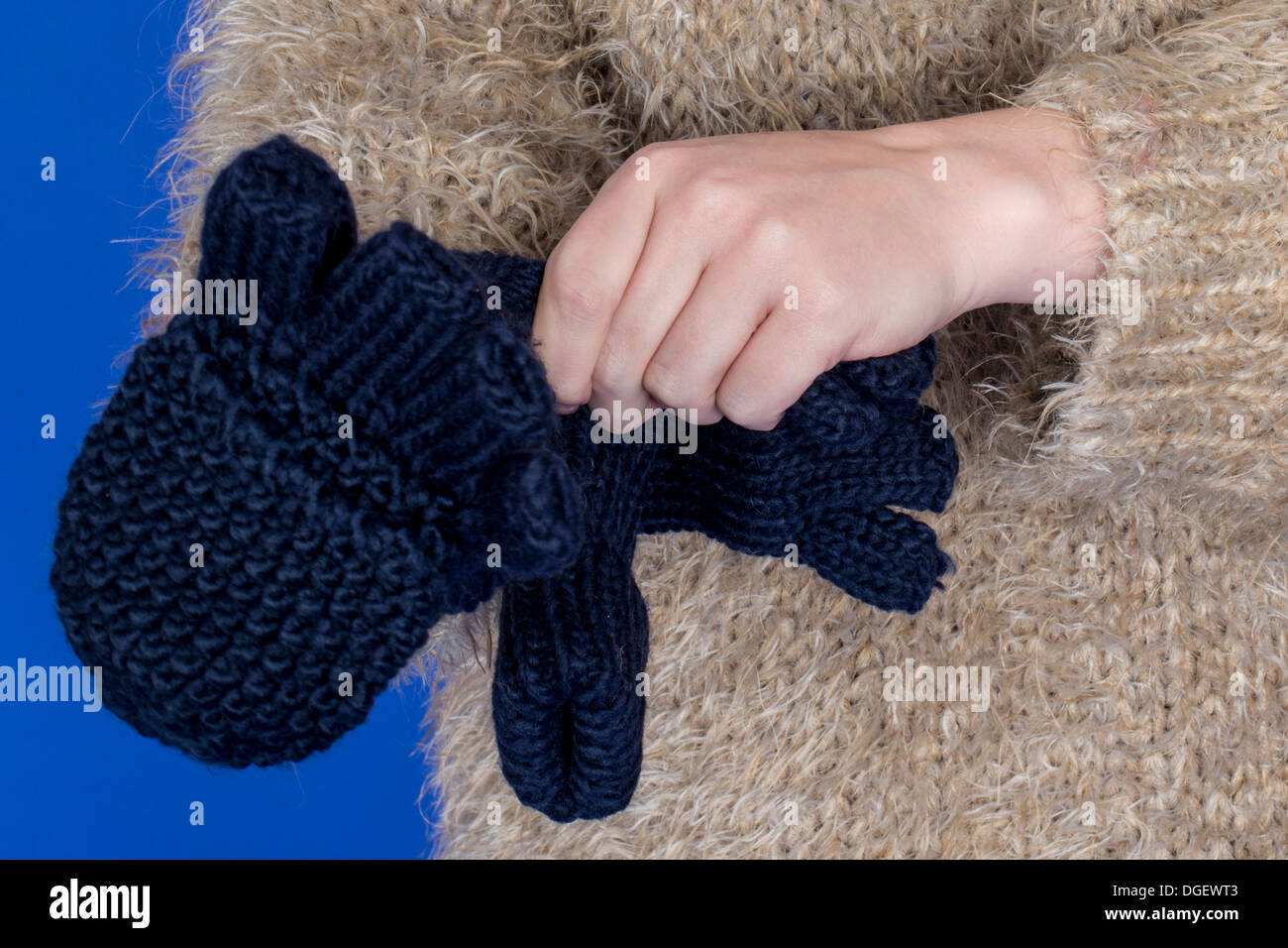 Attraktive junge Frau auf Handschuhe Stockfoto