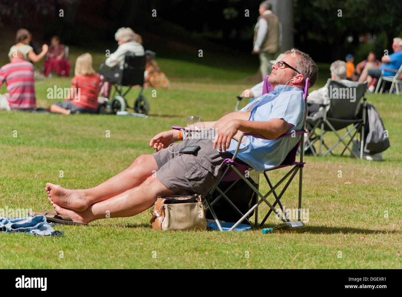 Mann, chillen in der Sommersonne, Abington Park, Northampton UK Stockfoto