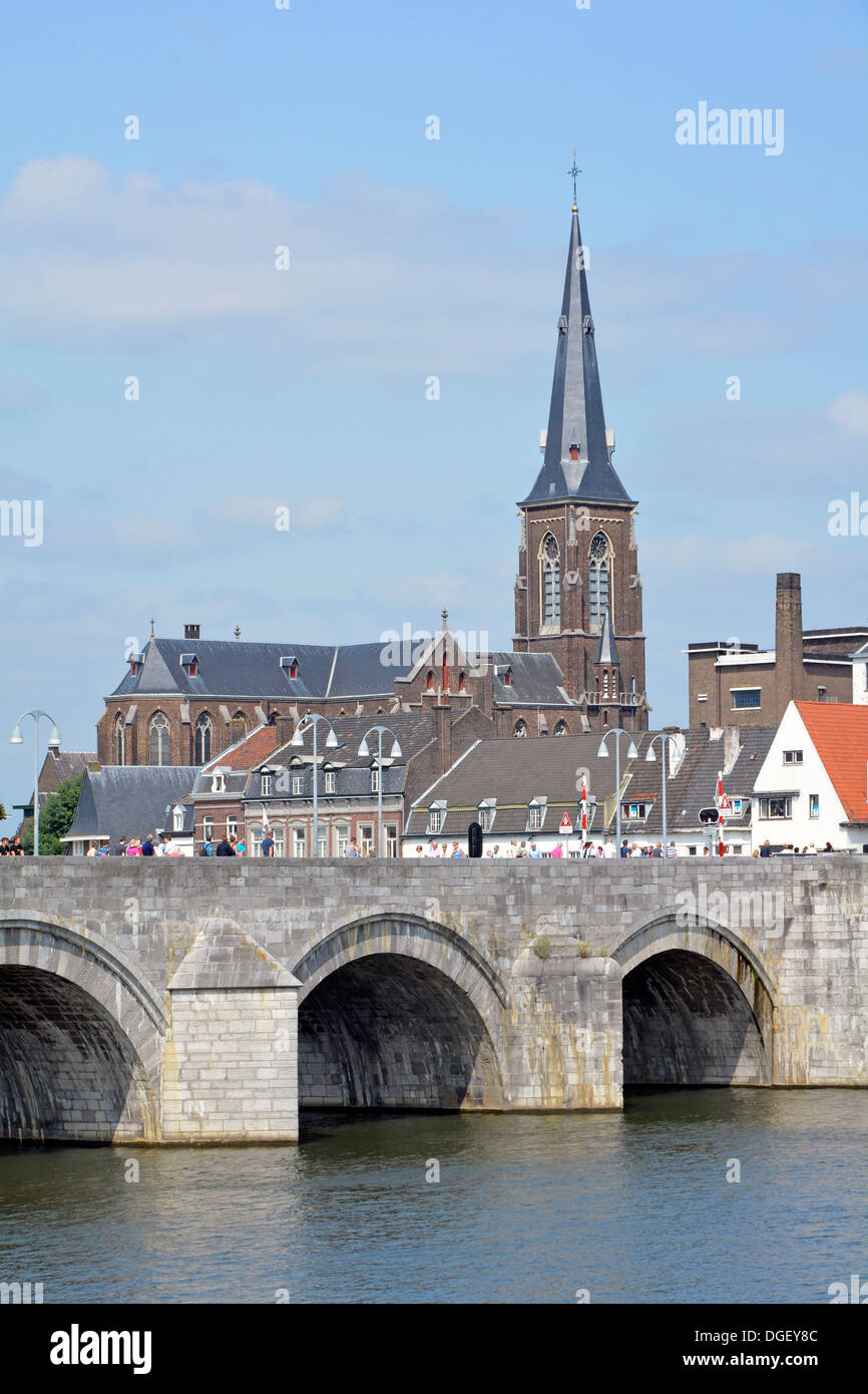 Maastricht St. Servatius Fluss Maas Bogenbrücke aus Mauerwerk und Wahrzeichen der St. Martin Kirche (Sint Martinuskerk) jenseits von Limburg Niederlande EU Stockfoto