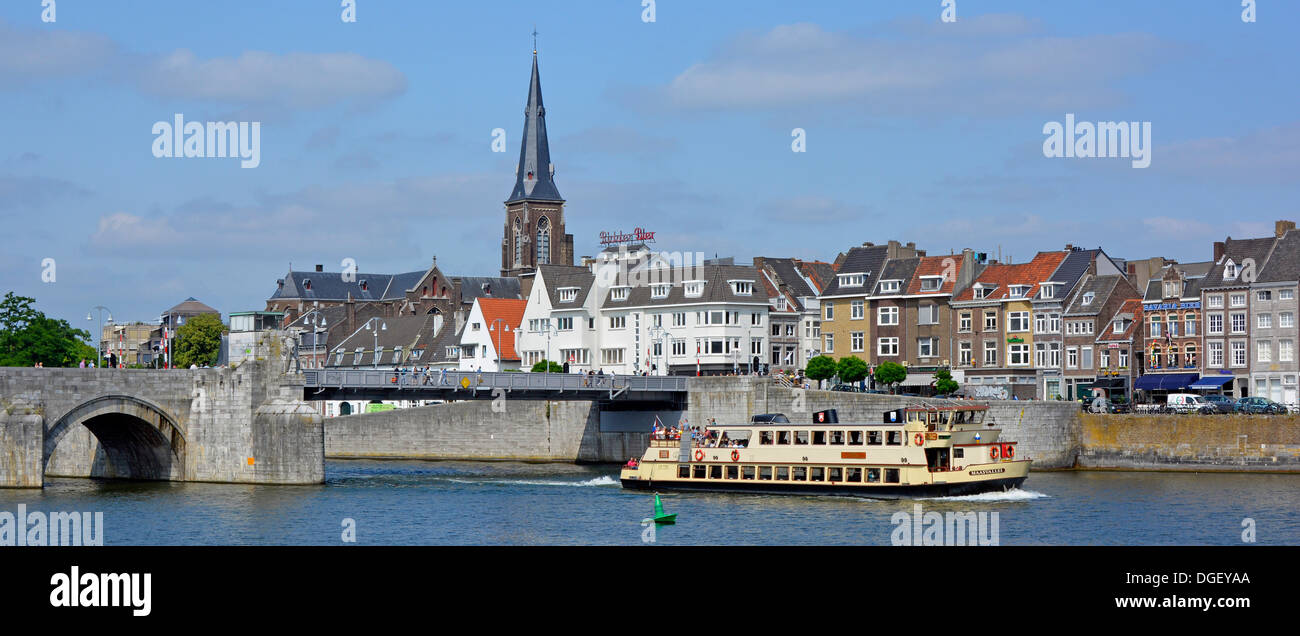 Maastricht Sightseeing Boot auf der Maas Turm der St. Martin Kirche (Sint Martinuskerk) in der Flussufer Stadtlandschaft Limburg, Niederlande EU Stockfoto