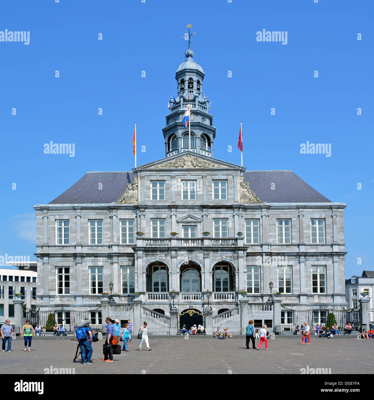 Maastricht historisches Rathaus baut Menschen auf dem Hauptmarktplatz an einem sonnigen blauen Himmel Sommer nicht Markt Tag in Limburg Niederlande Europa EU Stockfoto