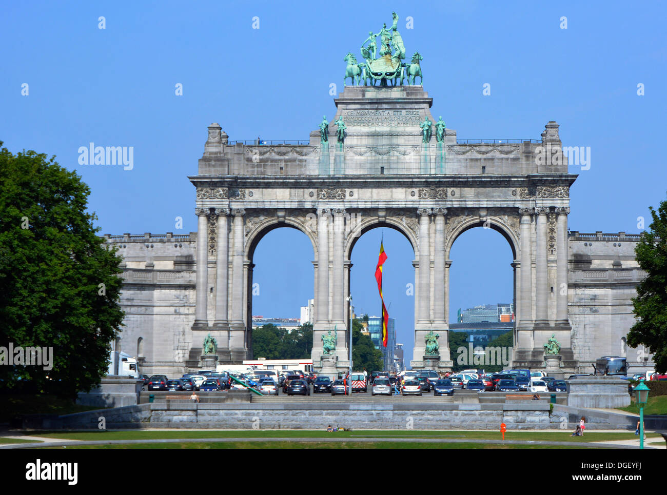 Der triumphbogen Arcade du Cinquantenaire und die Quadriga berechtigt, die Erhöhung der nationalen Flagge Brabant Brüssel Belgien Stockfoto