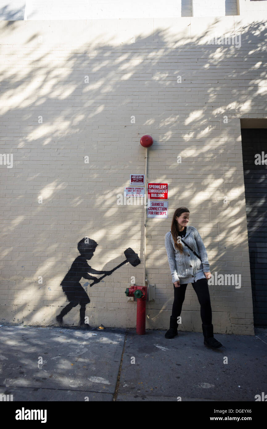 New York, USA. 20. Oktober 2013. Street-Art-Fans strömen in Stadtteil Upper West Side von New York auf Sonntag, 20. Oktober 2013, der zwanzigsten Ausgabe von Banksy-Graffiti-Kunst zu sehen. Die schwer fassbare Streetart-Künstler schafft Werke rund um die Stadt jeden Tag im Laufe des Monats Oktober. Bildnachweis: Richard B. Levine/Alamy Live-Nachrichten Stockfoto