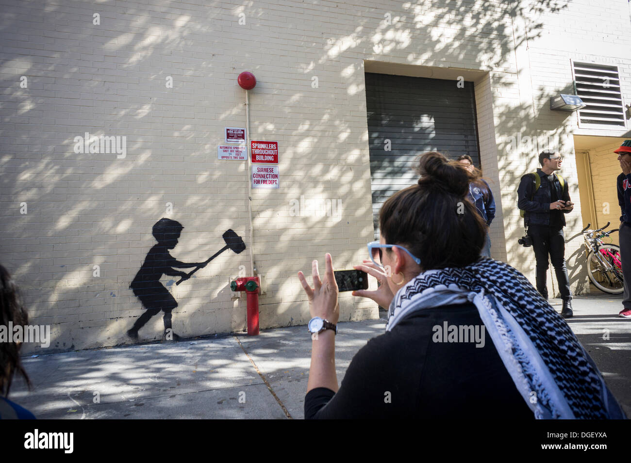 New York, USA. 20. Oktober 2013. Street-Art-Fans strömen in Stadtteil Upper West Side von New York auf Sonntag, 20. Oktober 2013, der zwanzigsten Ausgabe von Banksy-Graffiti-Kunst zu sehen. Die schwer fassbare Streetart-Künstler schafft Werke rund um die Stadt jeden Tag im Laufe des Monats Oktober. Bildnachweis: Richard B. Levine/Alamy Live-Nachrichten Stockfoto