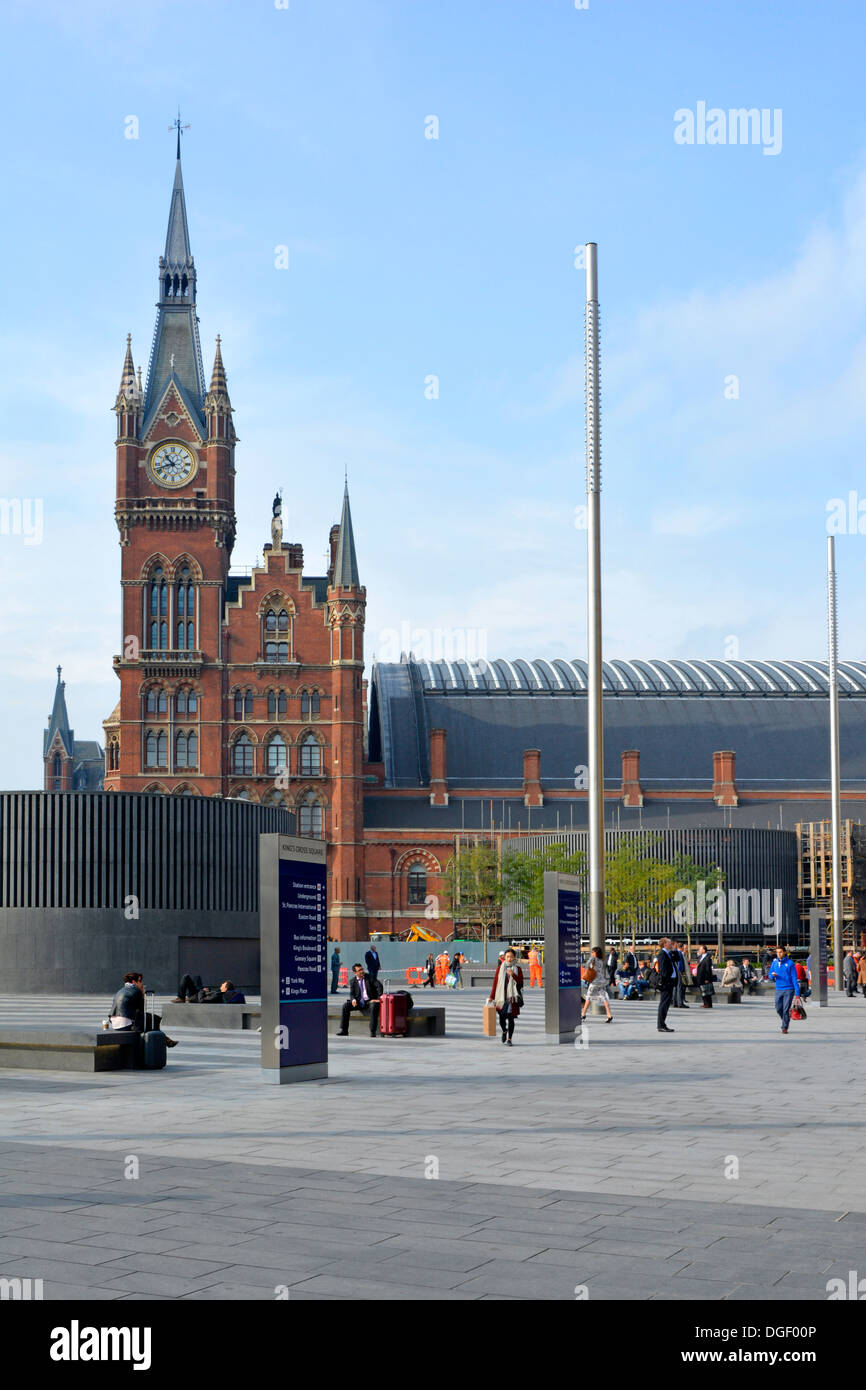 St Pancras International Bahnhof Endstation historischer Uhrenturm vom umgebauten Kings Cross Square in London Borough of Camden England UK Stockfoto