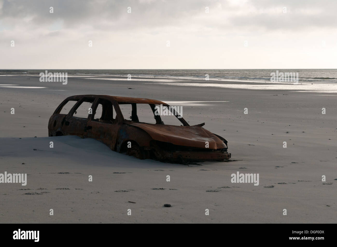 Ein Schrottauto am Strand Stockfoto