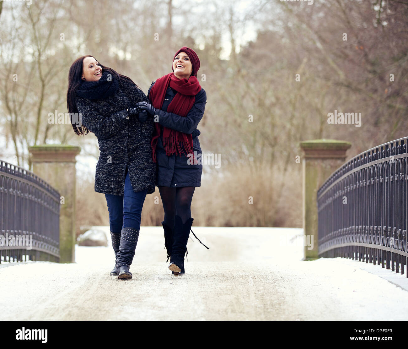 Zwei fröhliche Freunde genießen, ein Spaziergang im kalten Winter park Stockfoto