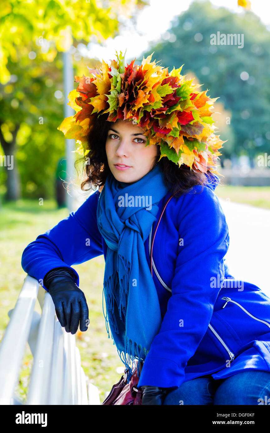 Frau am Tag mit Blatt Kranz auf Kopf Stockfoto